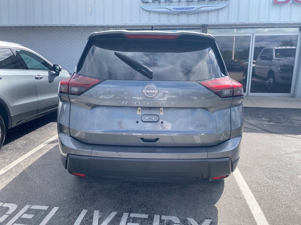 Used 2024 Nissan Rogue S AWD/4WD image 3