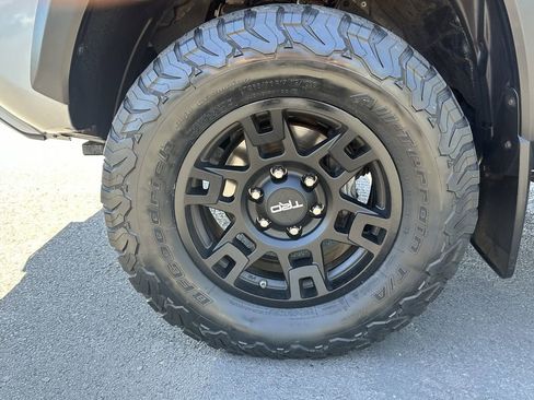 Used 2016 Toyota Tacoma TRD Off-Road w/ Premium & Technology Package AWD/4WD image 12