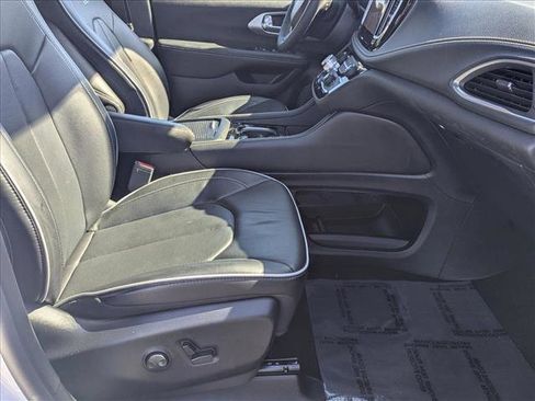 Used 2025 Chrysler Pacifica Limited image 20