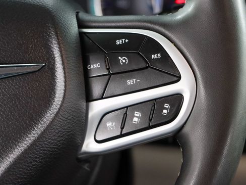 Used 2023 Chrysler Pacifica Touring-L FWD image 14