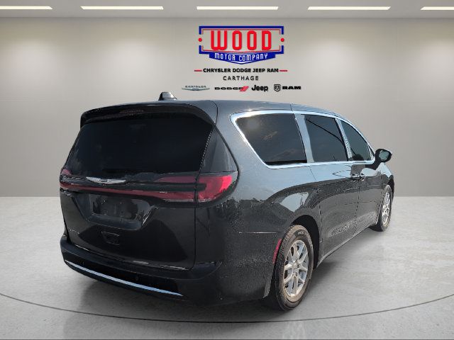 Used 2023 Chrysler Pacifica Touring-L FWD image 3