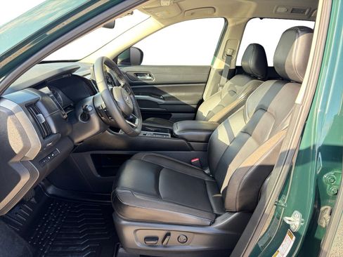 Used 2024 Nissan Pathfinder SL w/ Black Appearance Package FWD image 11