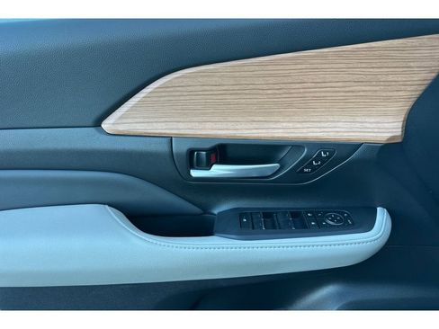 Used 2025 Toyota Grand Highlander AWD image 11