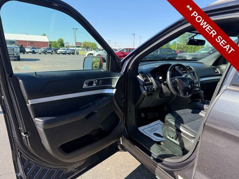 Used 2017 Ford Explorer XLT w/ Equipment Group 202A AWD/4WD image 12