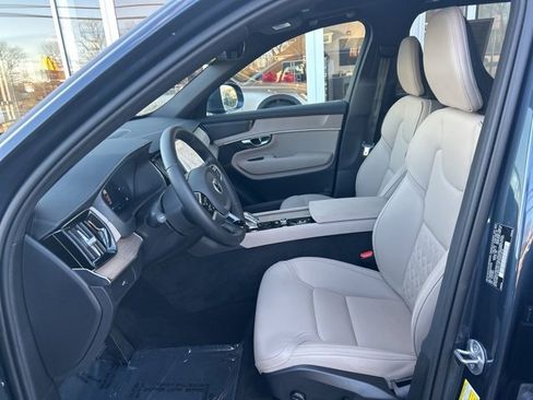 Used 2025 Volvo XC90 B5 Plus image 17