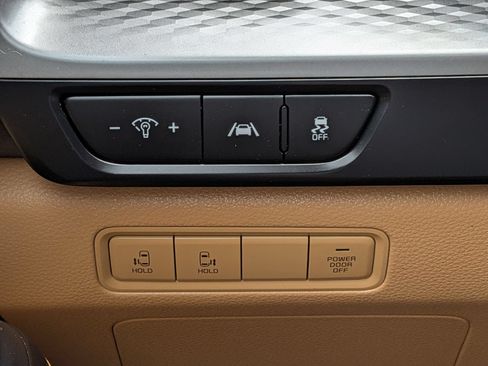 Used 2024 Kia Carnival LX FWD image 17