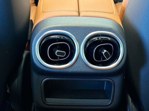 Used 2025 Mercedes-Benz GLC 350e 4MATIC image 24