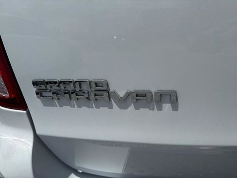 Used 2018 Dodge Grand Caravan SE w/ UConnect Hands-Free Group image 21