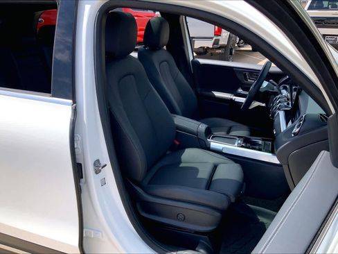 Used 2025 Mercedes-Benz GLB 250 4MATIC image 9