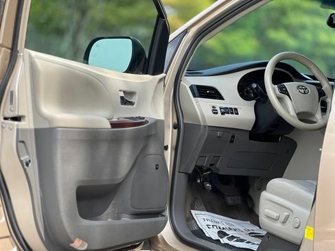 Used 2013 Toyota Sienna XLE w/ Premium Pkg FWD image 9