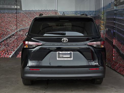 Used 2026 Toyota Sienna XLE image 7