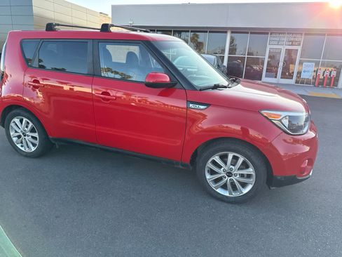 Used 2018 Kia Soul + FWD image 10