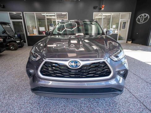 Used 2021 Toyota Highlander XLE AWD/4WD image 6