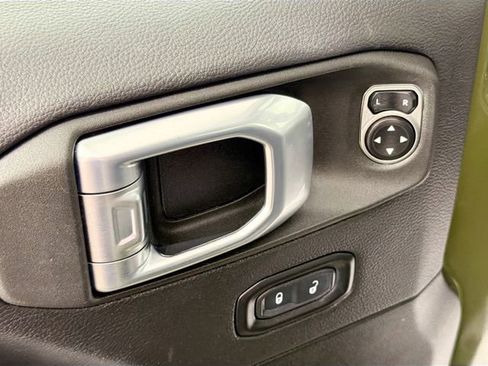Used 2021 Jeep Wrangler Unlimited Sahara w/ Uconnect 4C Nav & Sound Group AWD/4WD image 18