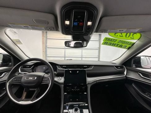 Used 2023 Jeep Grand Cherokee Limited AWD/4WD image 4