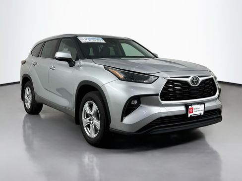 Certified 2024 Toyota Highlander LE AWD/4WD image 1