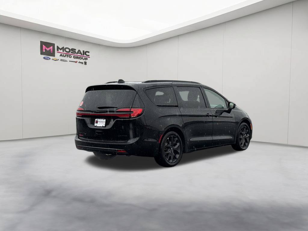 Used 2025 Chrysler Pacifica Limited FWD image 7