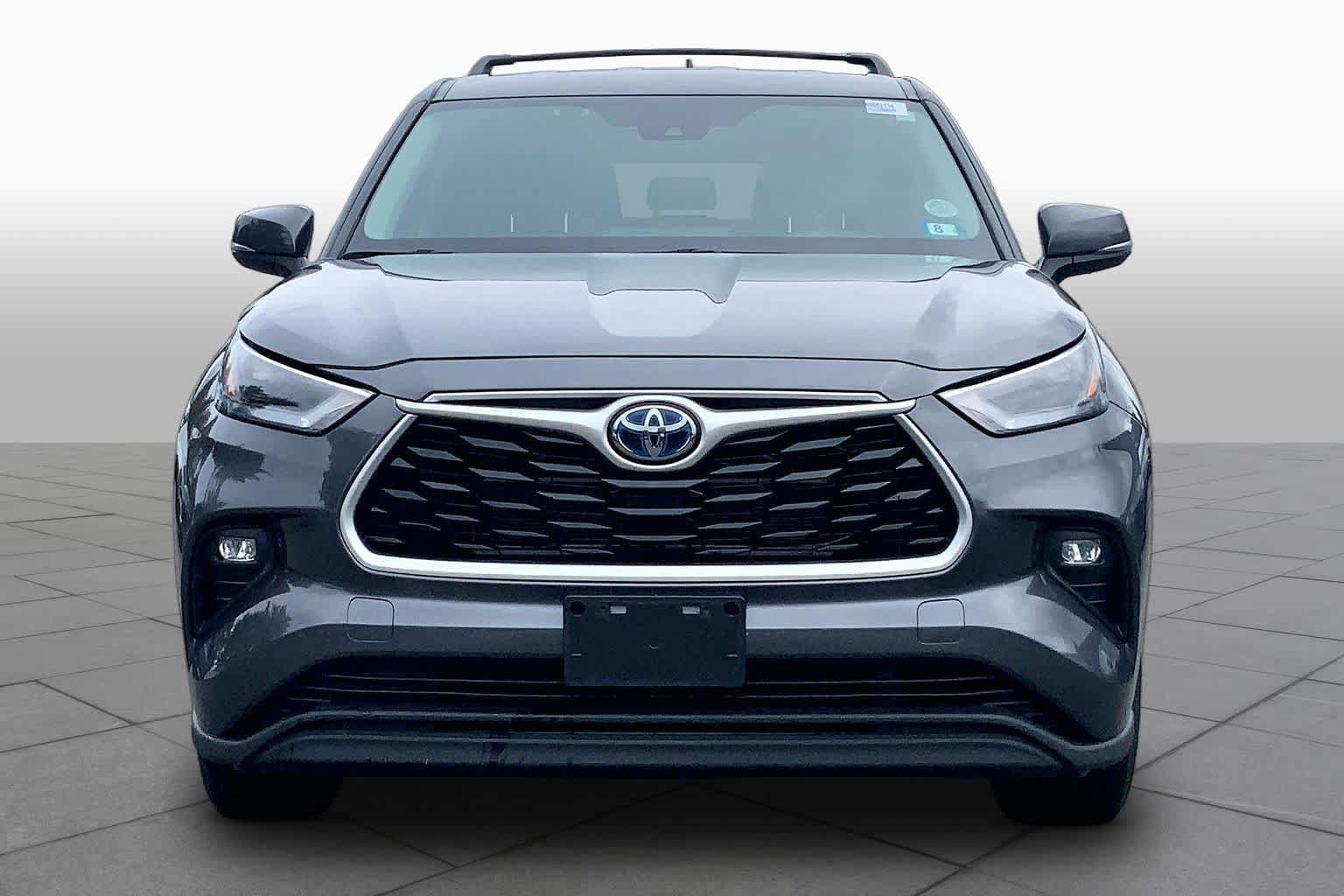 Used 2022 Toyota Highlander LE AWD/4WD image 4