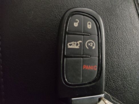 Used 2017 Jeep Cherokee Overland w/ Technology Group AWD/4WD image 32