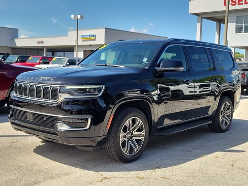 Used 2025 Jeep Wagoneer 4WD image 2