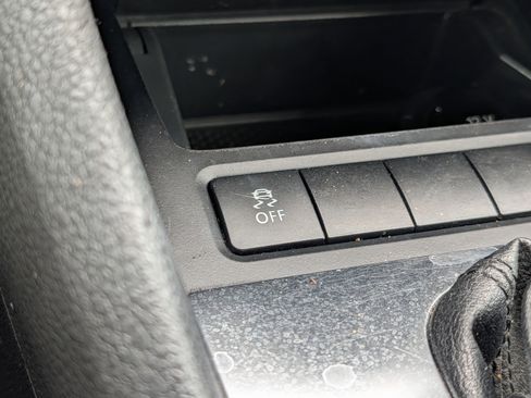 Used 2013 Volkswagen Golf 4-Door image 30