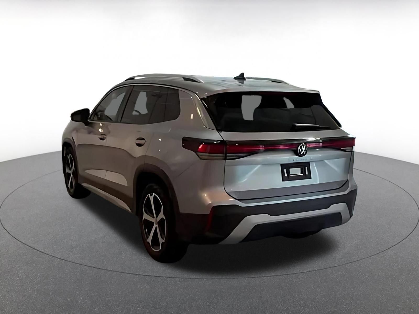Used 2026 Volkswagen Tiguan SE FWD image 9