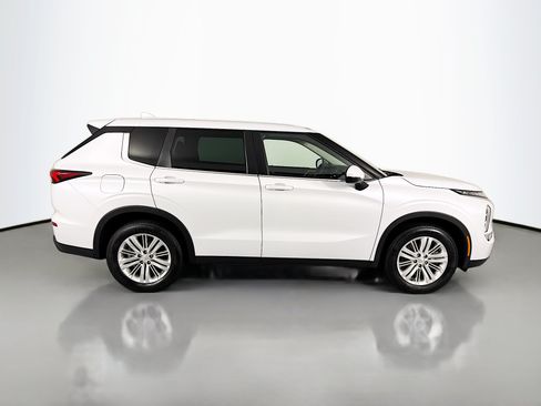 Used 2023 Mitsubishi Outlander ES FWD image 4