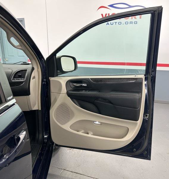 Used 2013 Chrysler Town & Country Touring FWD image 24
