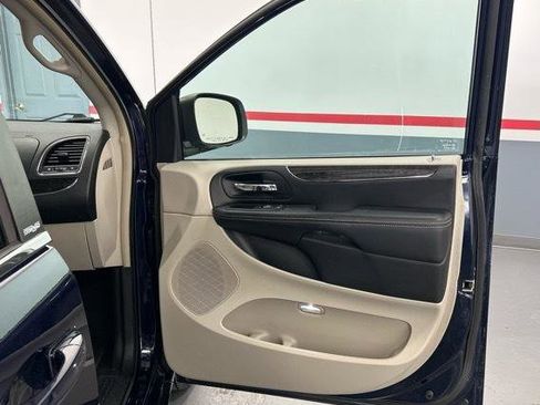 Used 2013 Chrysler Town & Country Touring image 24