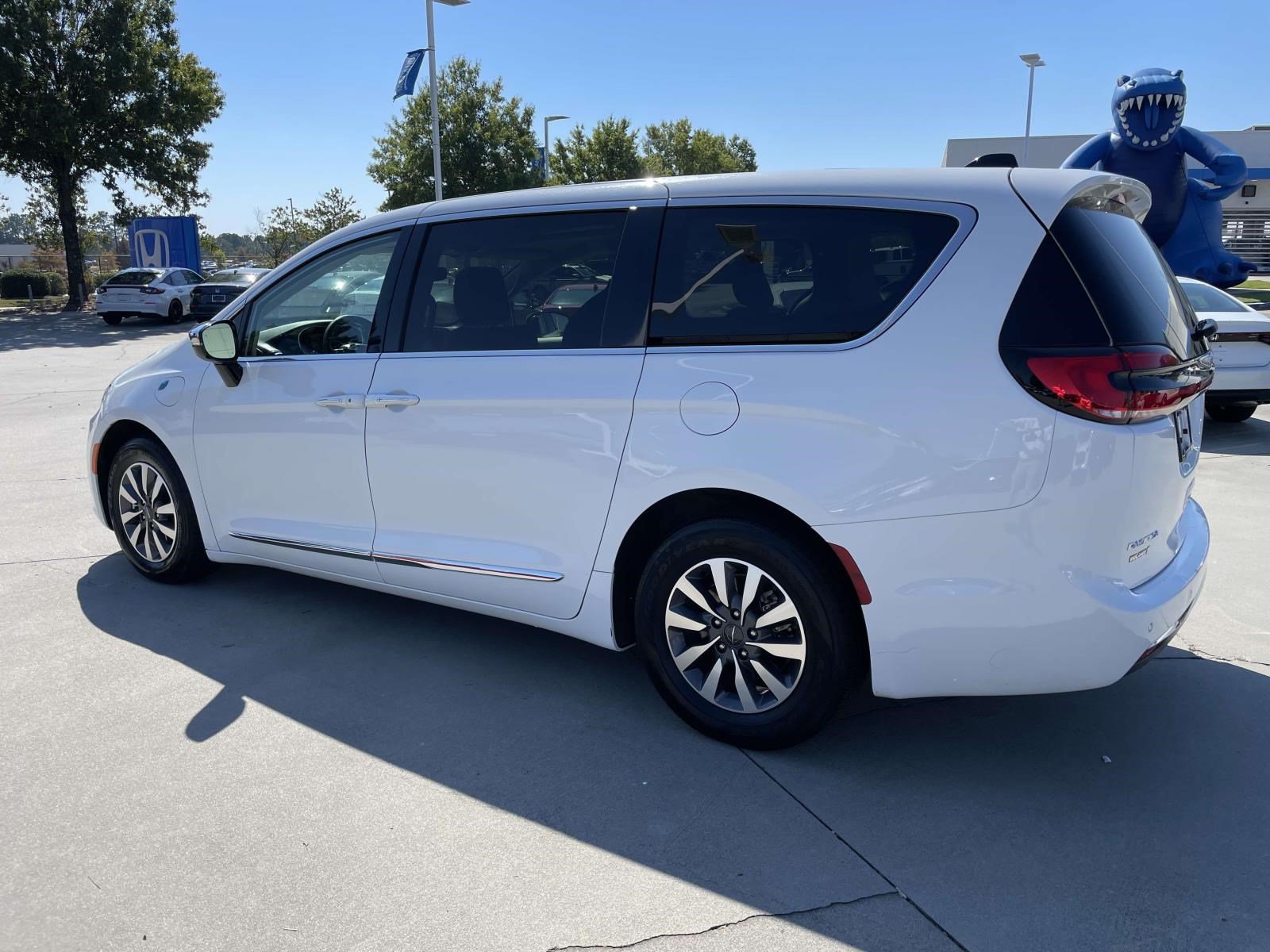 Used 2023 Chrysler Pacifica Limited FWD image 4