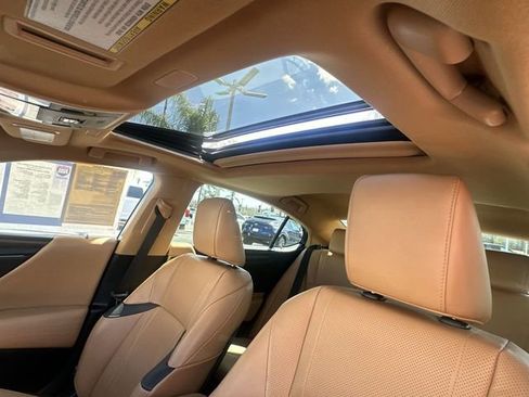 Used 2022 Lexus ES 300h w/ Accessory Package image 19