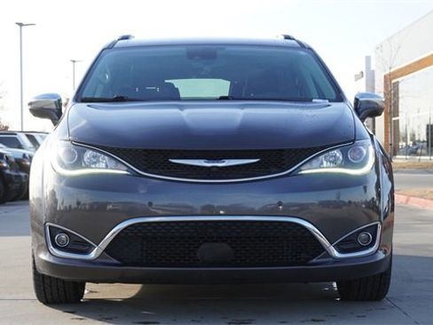 Used 2020 Chrysler Pacifica Limited w/ Tire & Wheel Group image 2