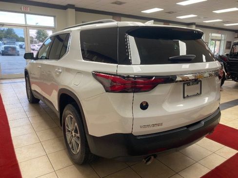 Used 2023 Chevrolet Traverse LT image 3