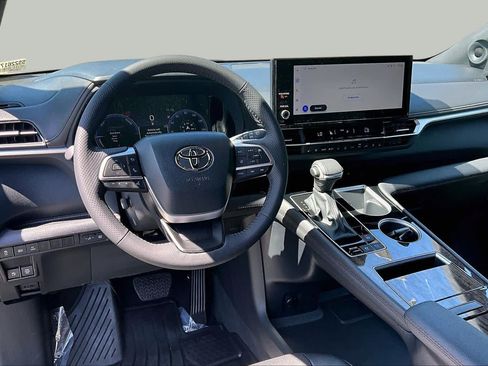 Used 2025 Toyota Sienna Limited AWD/4WD image 17