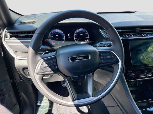 Used 2024 Jeep Grand Cherokee L Altitude image 10