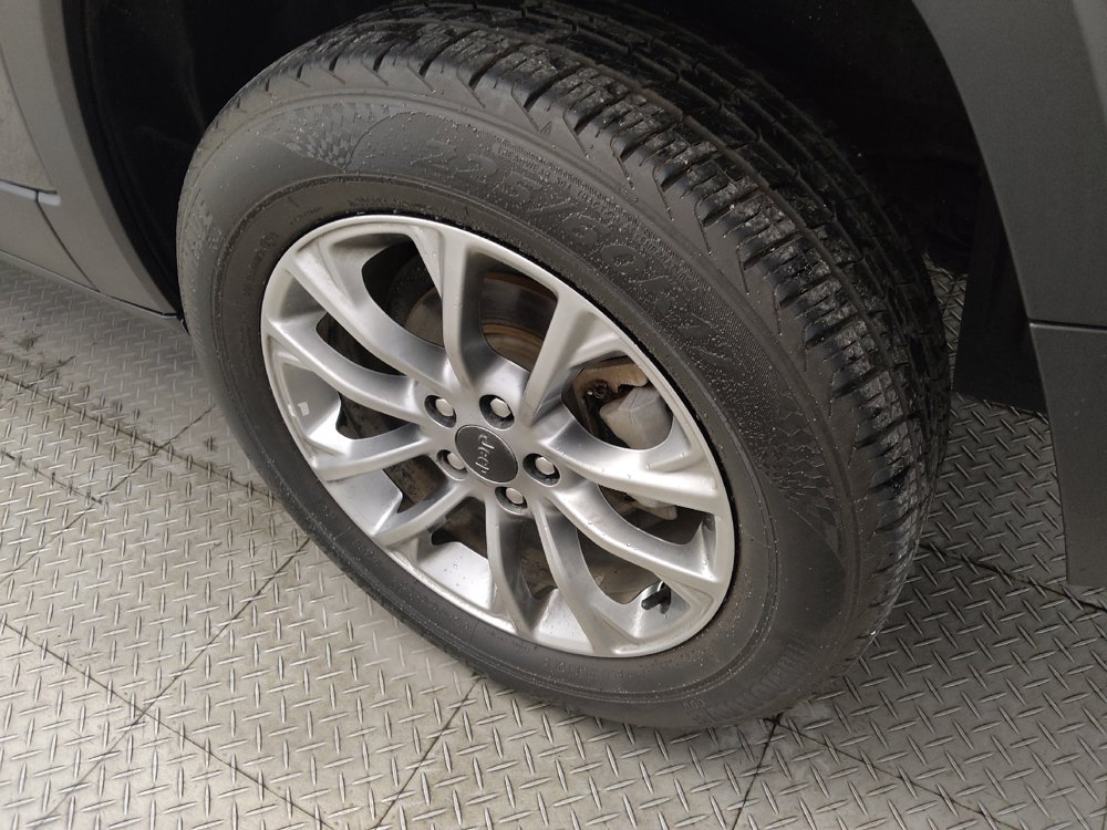 Used 2019 Jeep Cherokee Latitude Plus FWD image 31