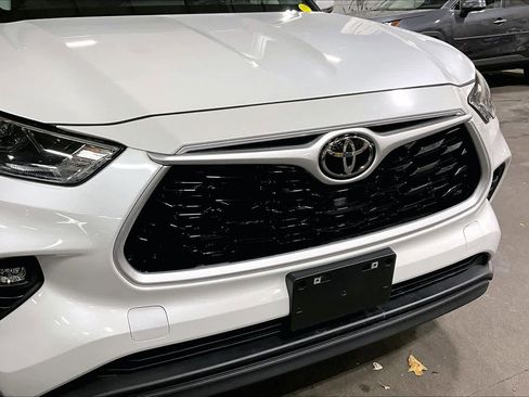 Used 2023 Toyota Highlander LE FWD image 30