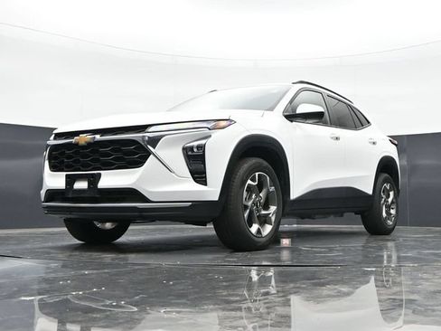 Used 2025 Chevrolet Trax LT w/ LT Convenience Package FWD image 40