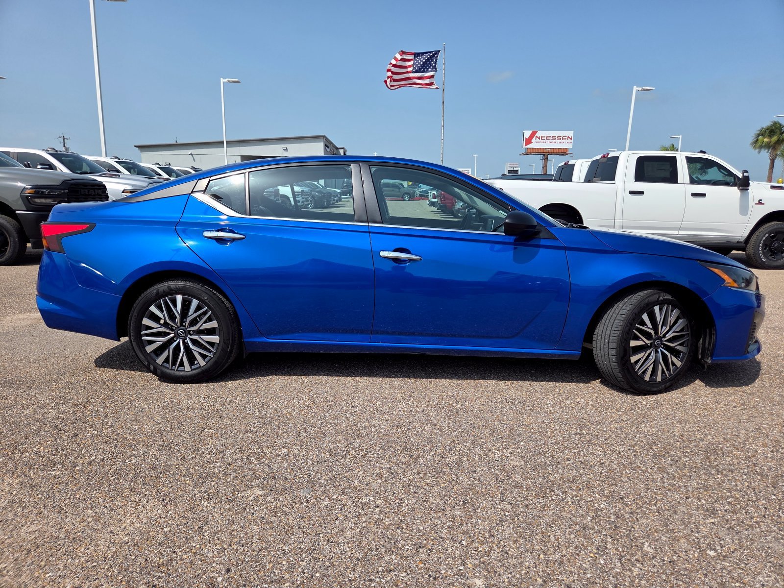 Used 2025 Nissan Altima 2.5 SV FWD image 9