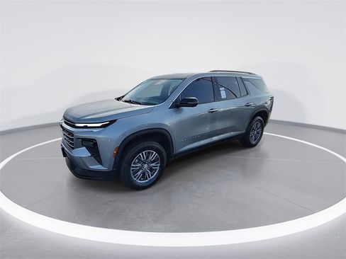 Used 2024 Chevrolet Traverse LT image 4