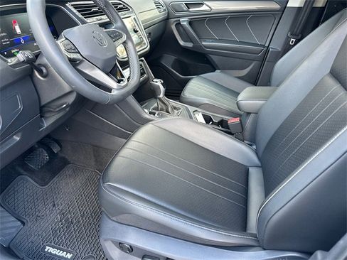 Used 2024 Volkswagen Tiguan SE image 9
