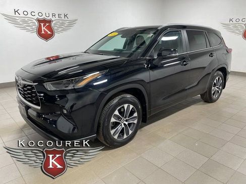 Used 2024 Toyota Highlander XLE AWD/4WD image 3