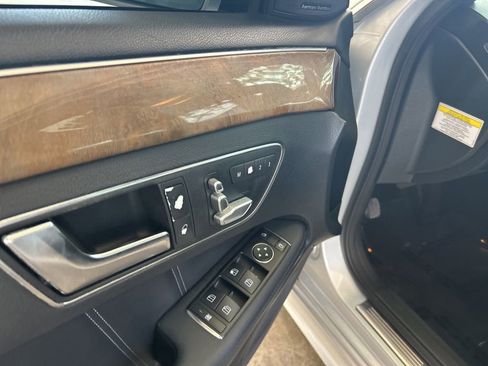 Used 2014 Mercedes-Benz E 550 4MATIC Sedan image 35