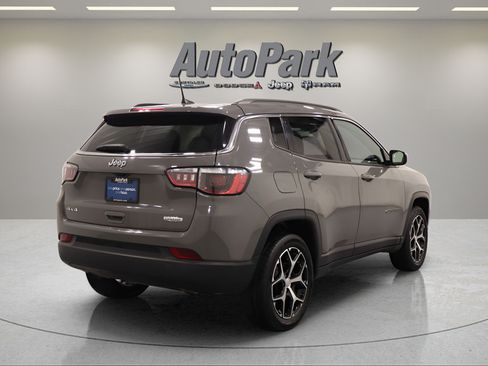Used 2024 Jeep Compass Latitude AWD/4WD image 9