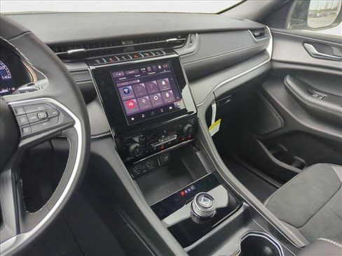 New 2025 Jeep Grand Cherokee Altitude image 17