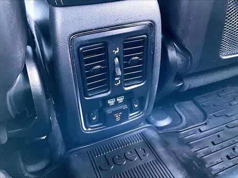 Used 2015 Jeep Grand Cherokee Limited w/ Luxury Group II image 33