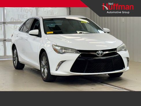 Used 2016 Toyota Camry SE image 1