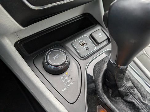 Used 2019 Jeep Cherokee Limited w/ Trailer Tow Group image 27