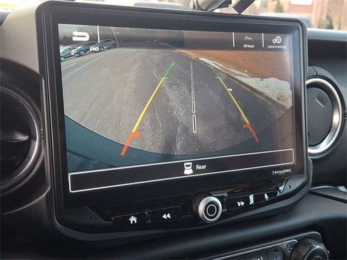 Used 2018 Jeep Wrangler Unlimited Sahara image 18