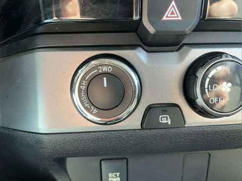 Used 2016 Toyota Tacoma SR w/ Towing Package image 12